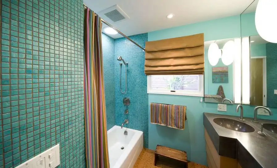 Using only two colors for shower curtain