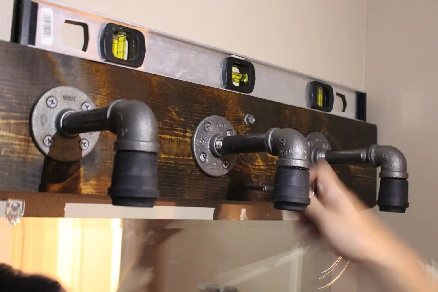 Wall mounted lighting fixtures