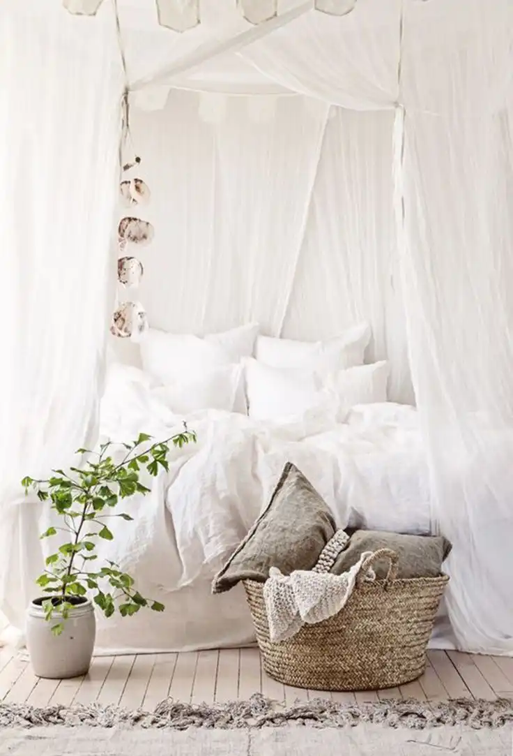 Rozjaśnij się: koncepcje sypialni w stylu boho dla wyemancypowanego życia 43 White beachy boho bedroom