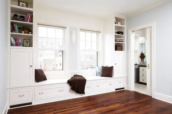 Window seating white theme