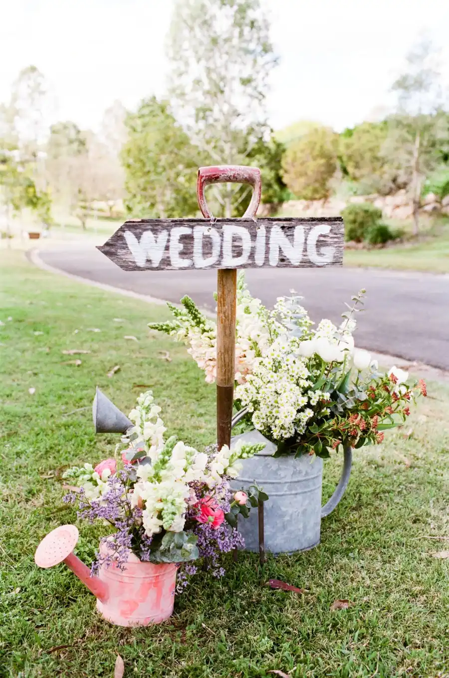 wooden-handled-shovel-wedding-decor