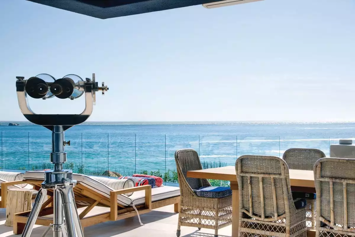 The outdoor terraces have transparent glass railings in order to obstruct the magnificent views as little as possible