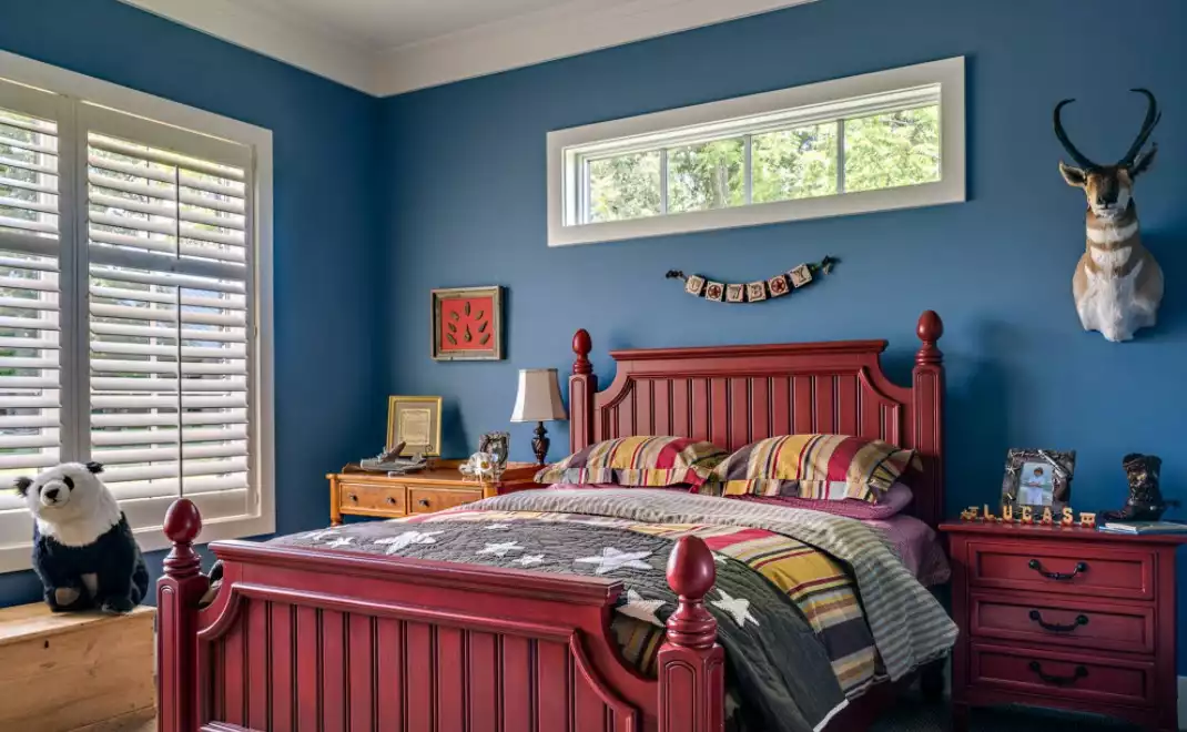 Blue and red teenage bedroom decor