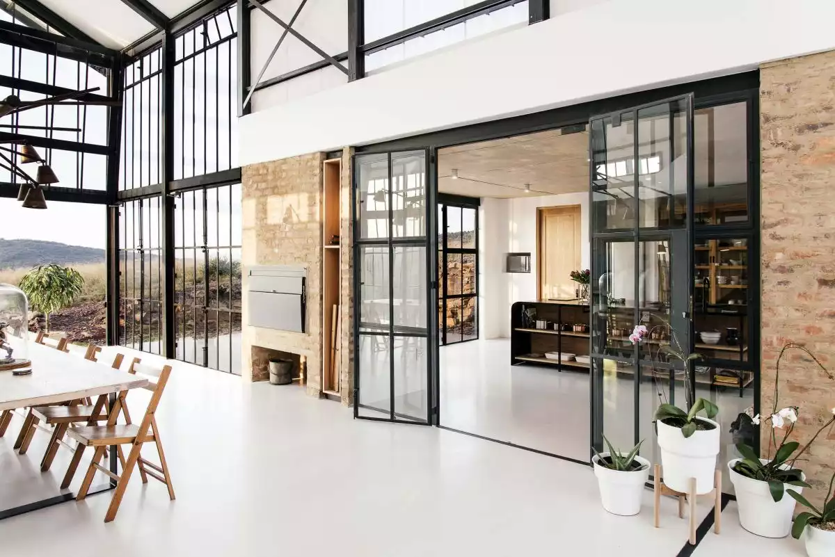 The house was designed to be comfortable all year round, featuring insulated walls and automate glass facades