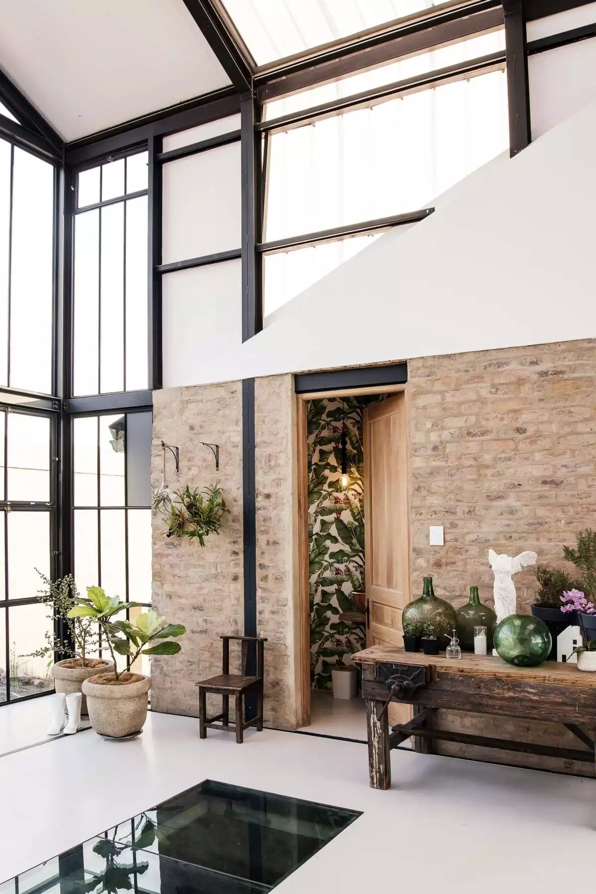 The textures, finishes and colors featured in the interior design are inspired by nature and the surroundings