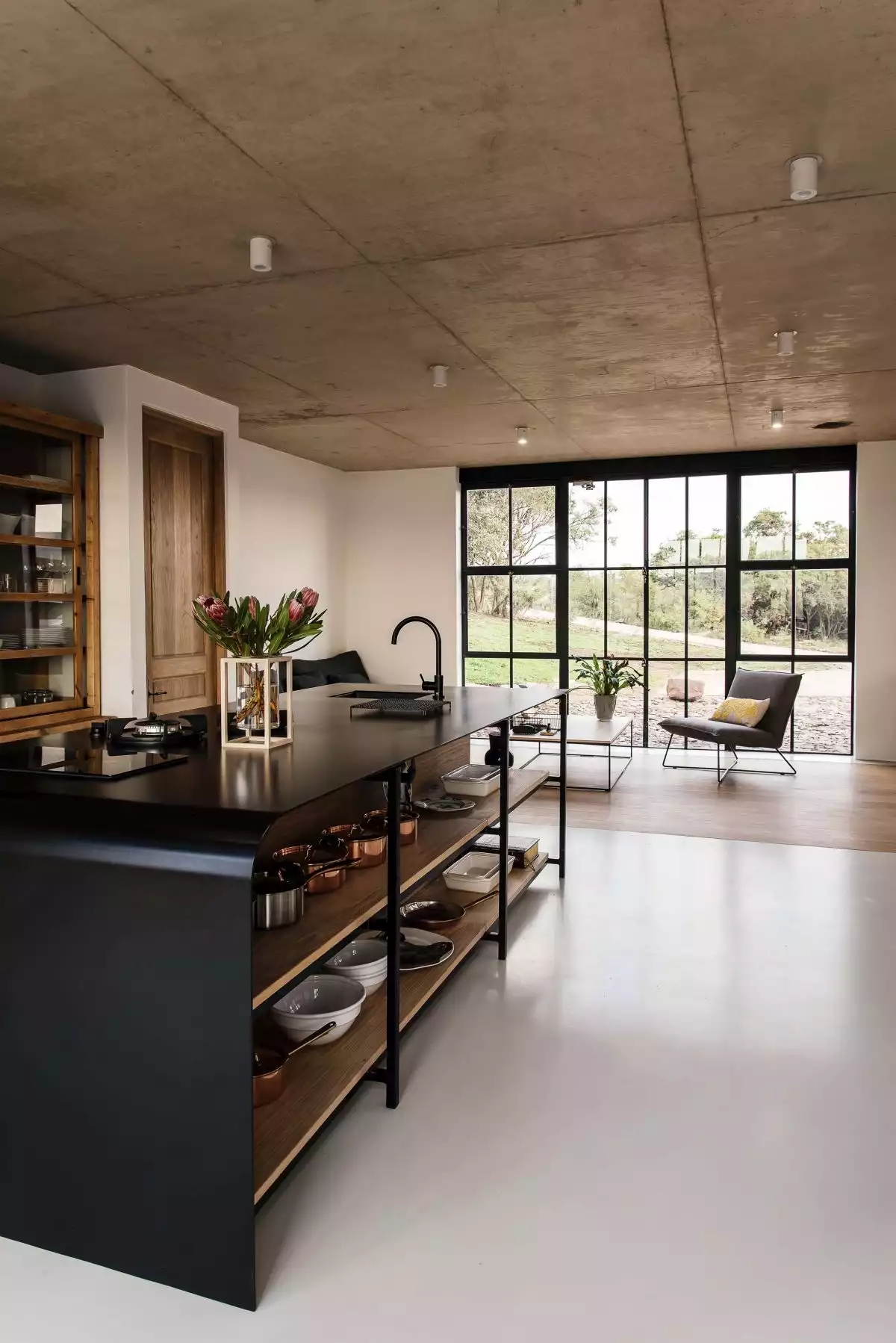 The large full=height windows and glass doors ensure a strong connection between the indoor and outdoor spaces without compromising privacy