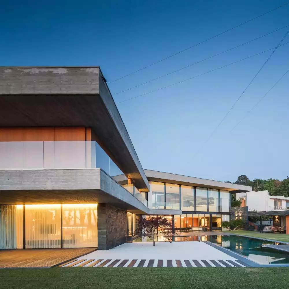 The V-shaped floor plan forms an internal courtyard which incorporates a swimming pool and a poolside deck