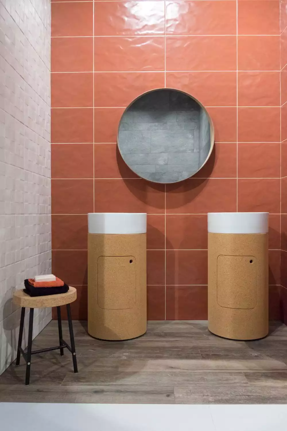 Contrastant grout for tiles