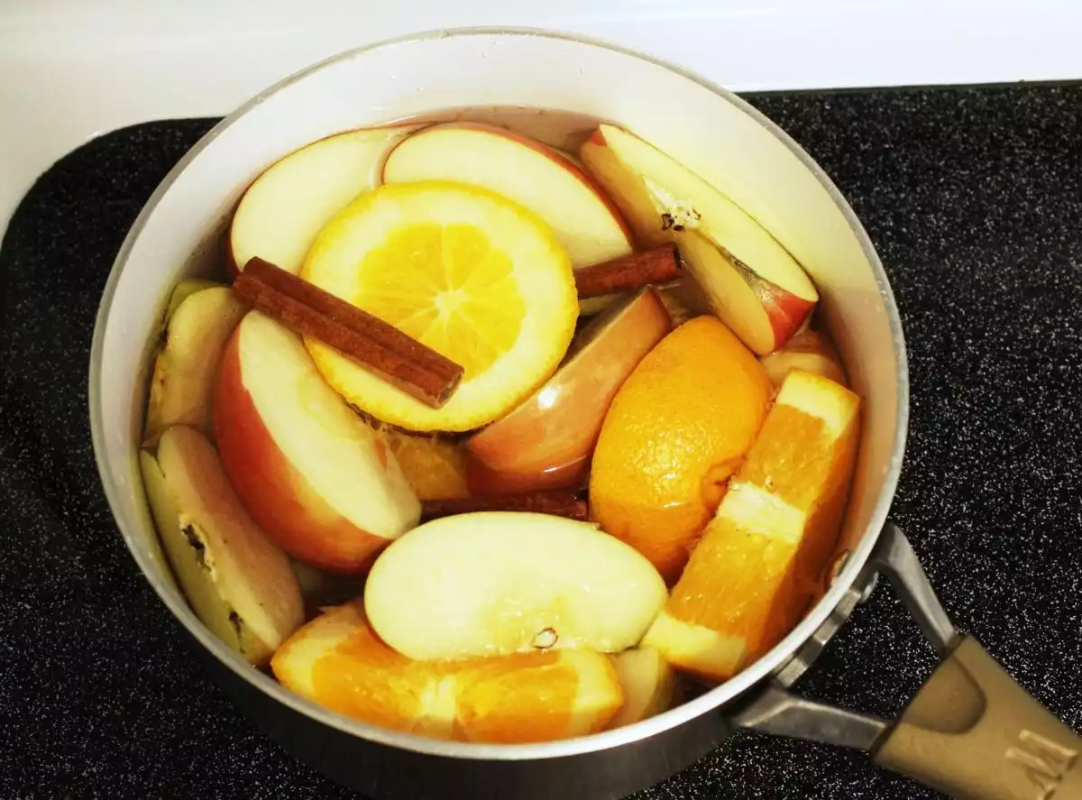 DIY Autumn Aromas - Fill the pot with water