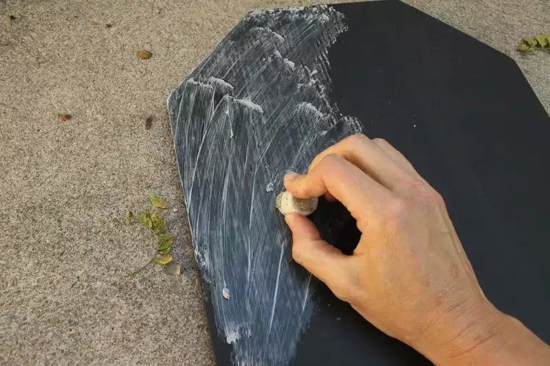 DIY Chalkboard Tombstone - thick chalk