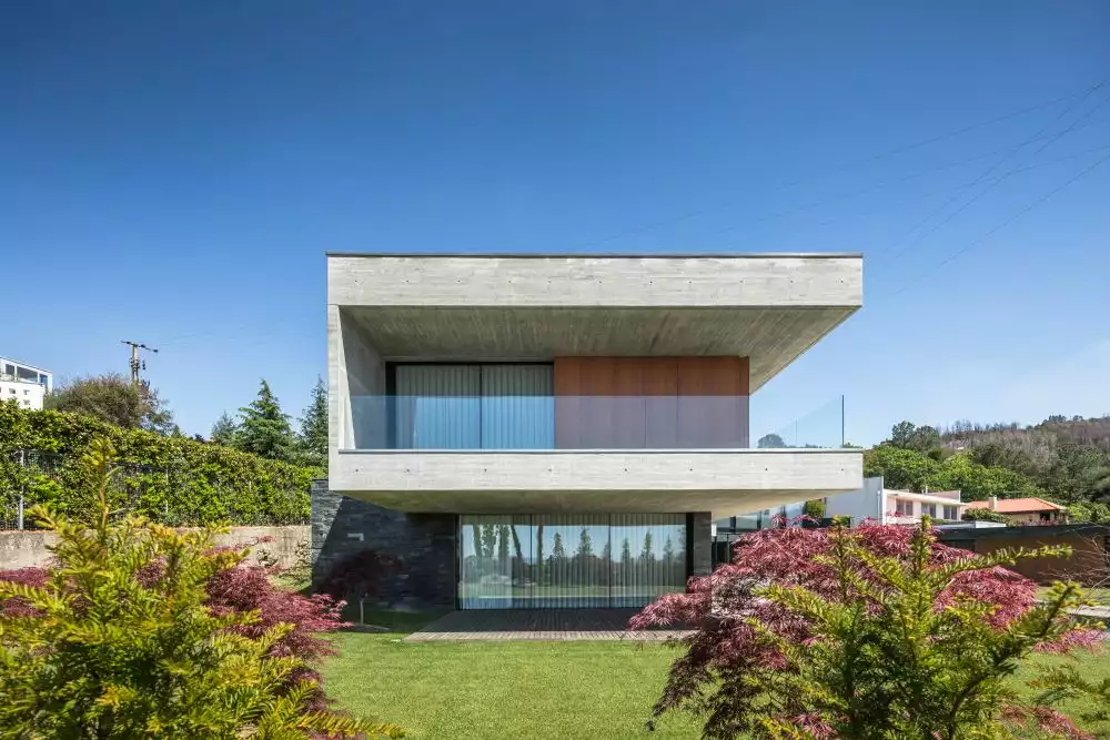 The private spaces enjoy a close connection to the outdoors, even the ones on the upper floors