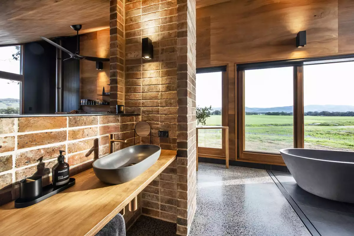 The materials used for the interior design reference the simplicity of the rural surroundings