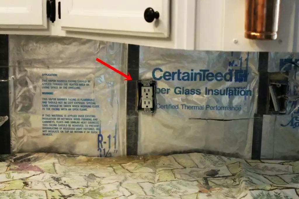Identify the outlet needing 1024x683