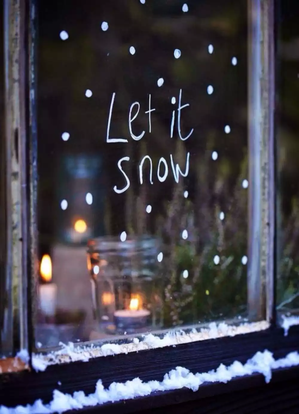 https://cdn.homedit.com/wp-content/uploads/2017/11/Christmas-window-chalk-marker-decor.webp