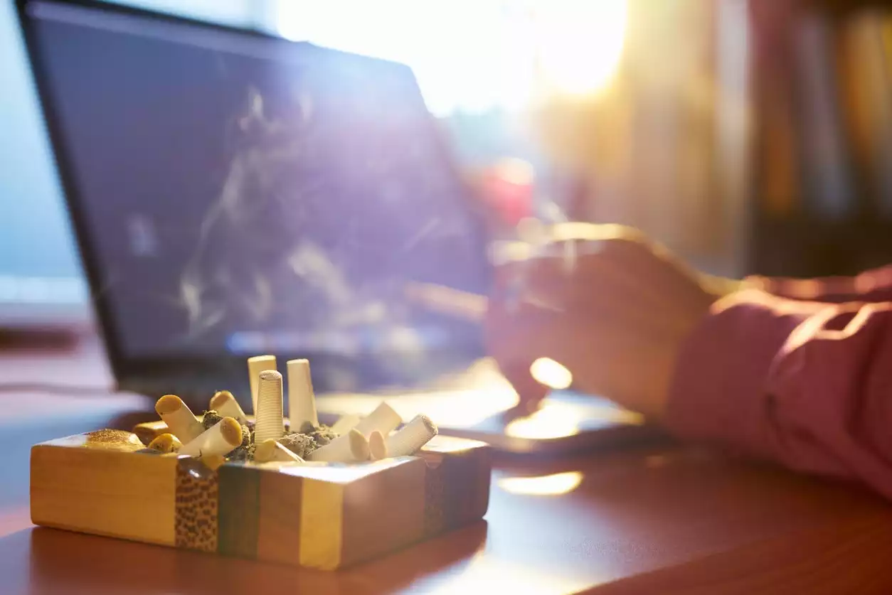 Man smoking on the laptop working