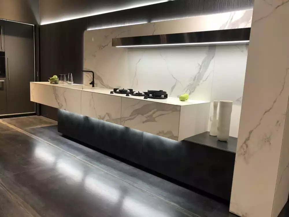 Minimalist kitchen in Carrara Marble