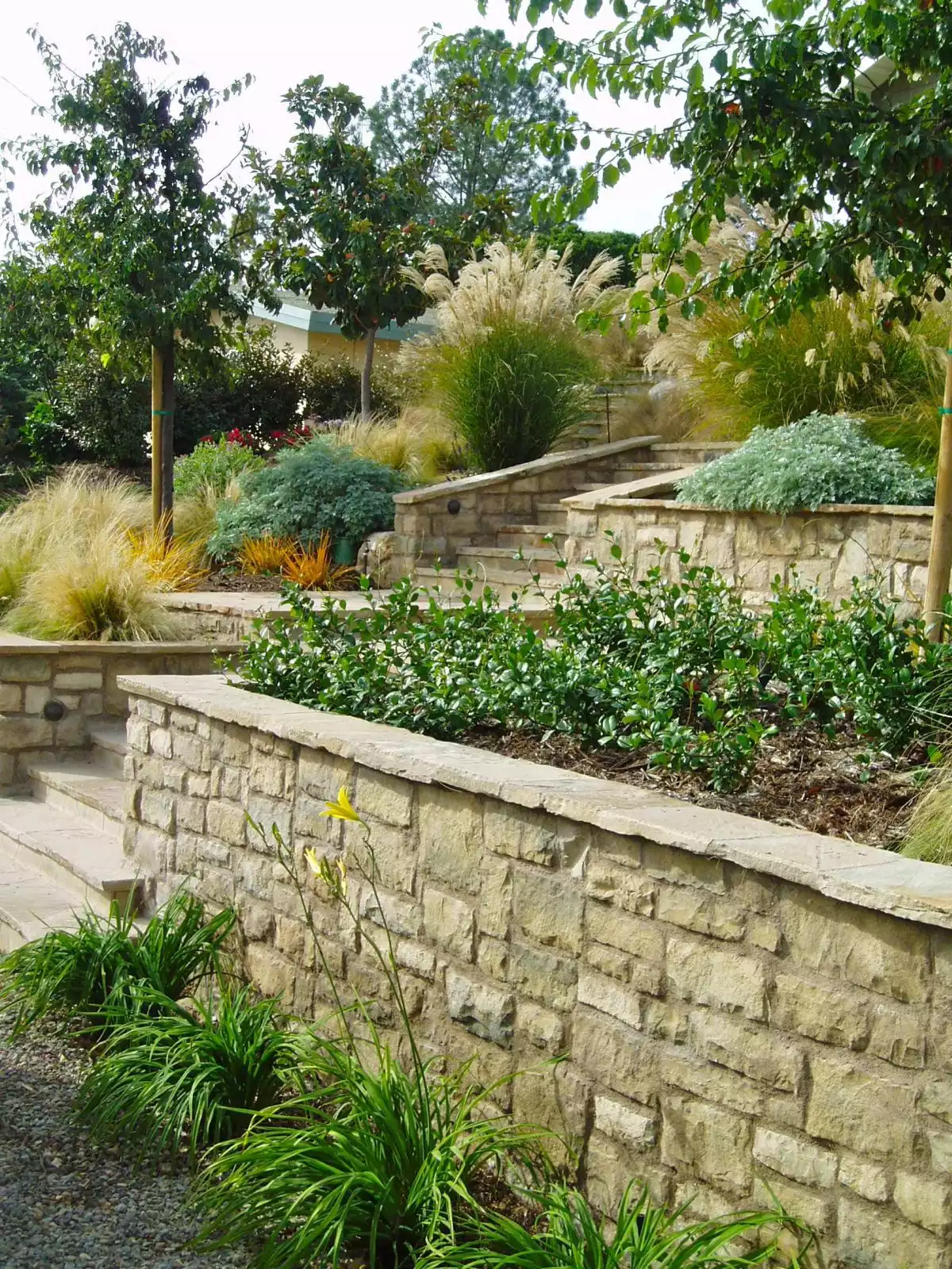 Stone Wall with a Cameron Flagstone Retaining Wall Cap