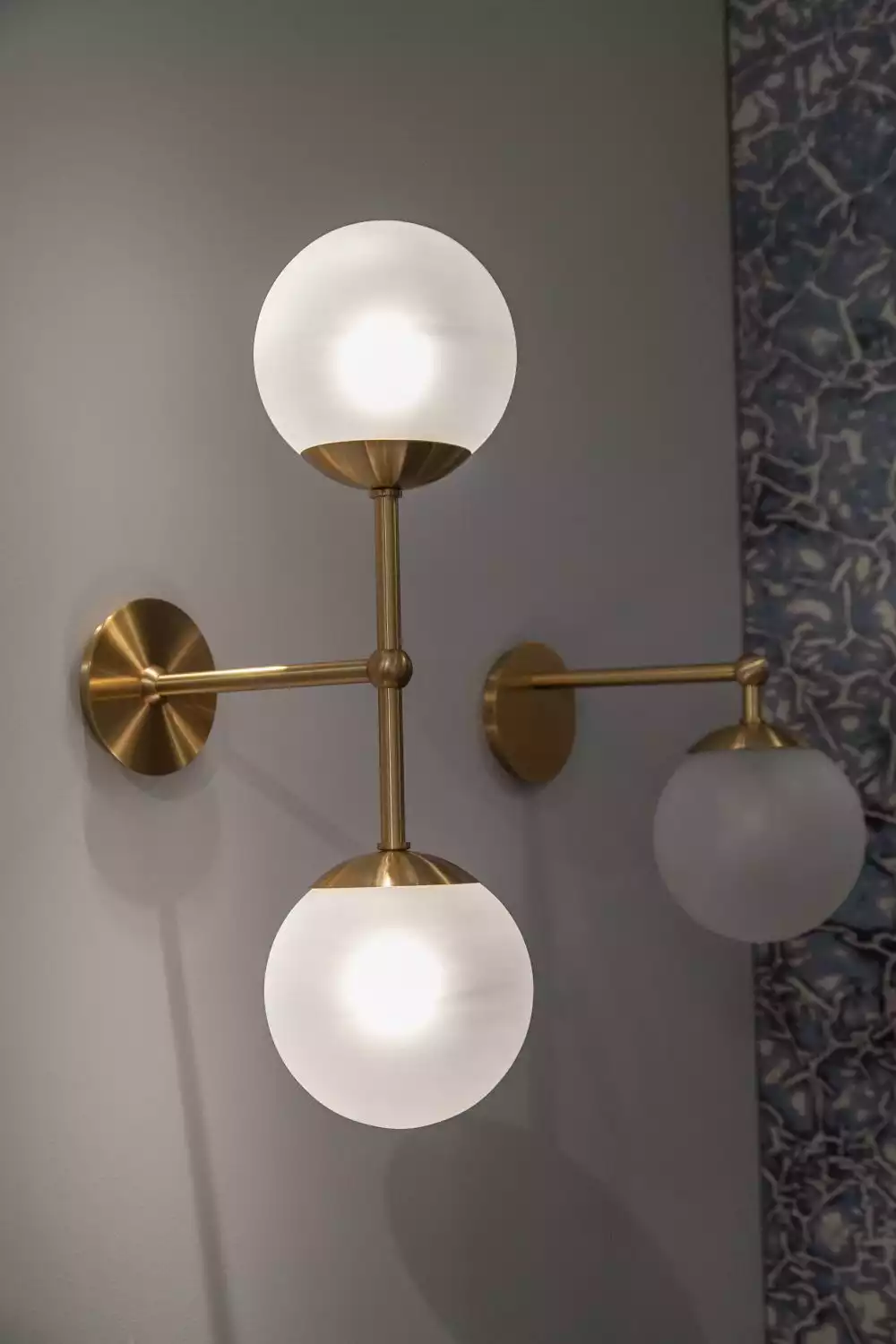 Wall sconce in brass