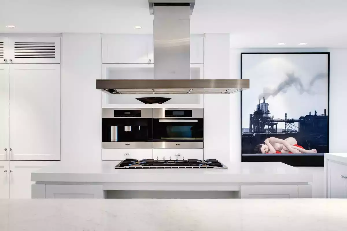 The main color in the kitchen is white, its role being to emphasize the bright and breezy atmosphere