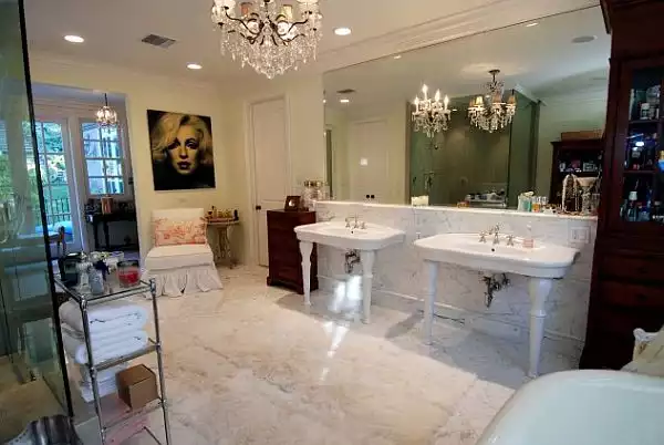 Bathroom marilyn
