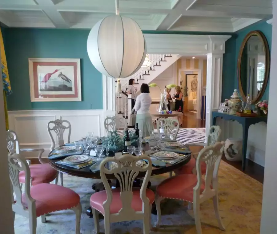 colors-that-go-with-red-dining-round-table