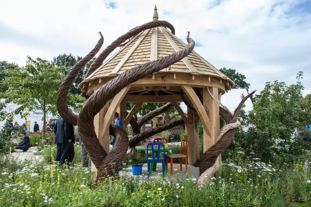 Outdoor design with pergola and artful