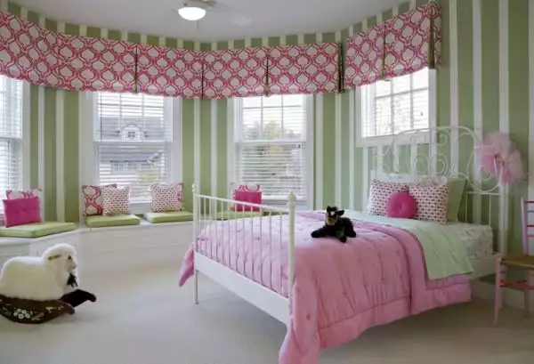 Pink green stripe room
