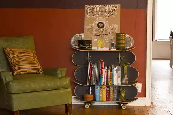 Skteboard bookshelf