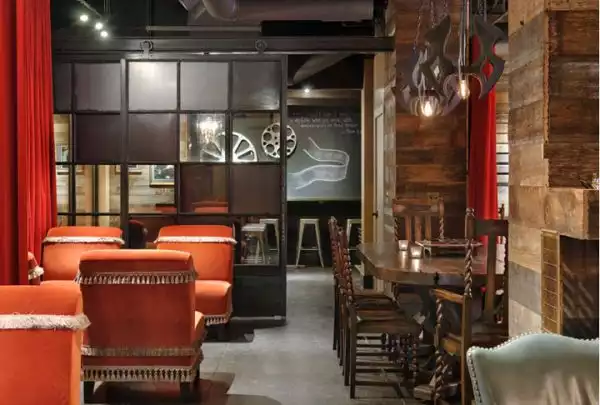 Starbucks coffee interior3