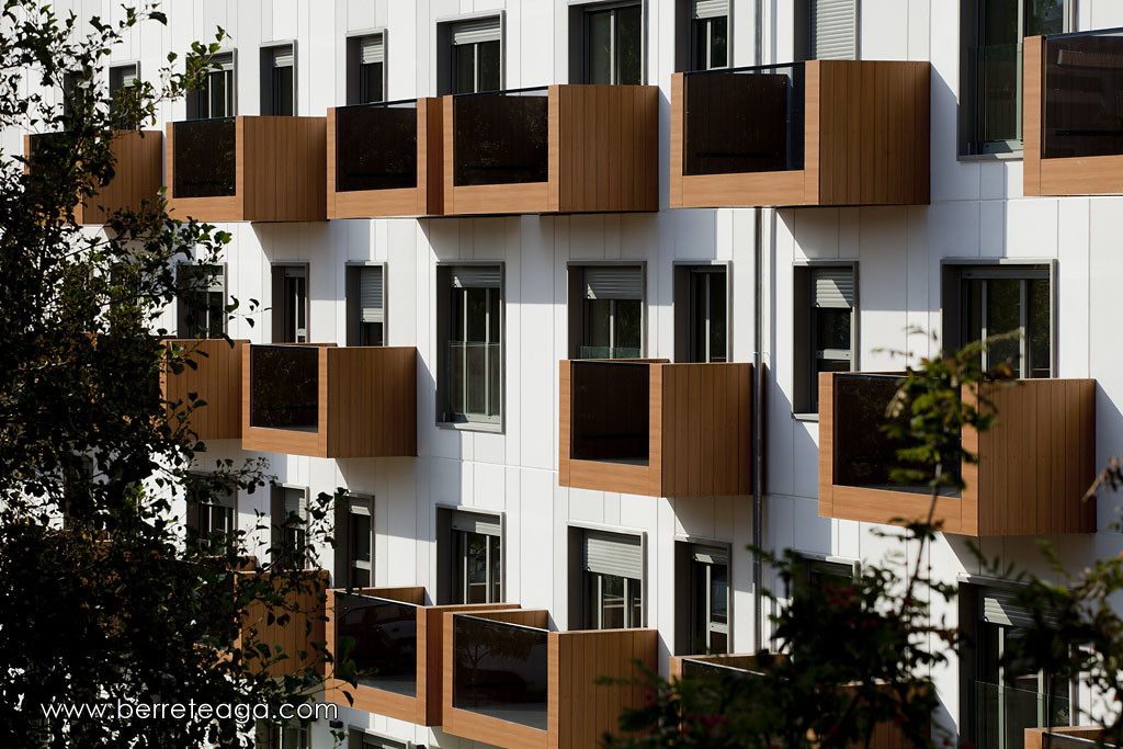 32 Fadura Dwellings spain glass and wooden balcony