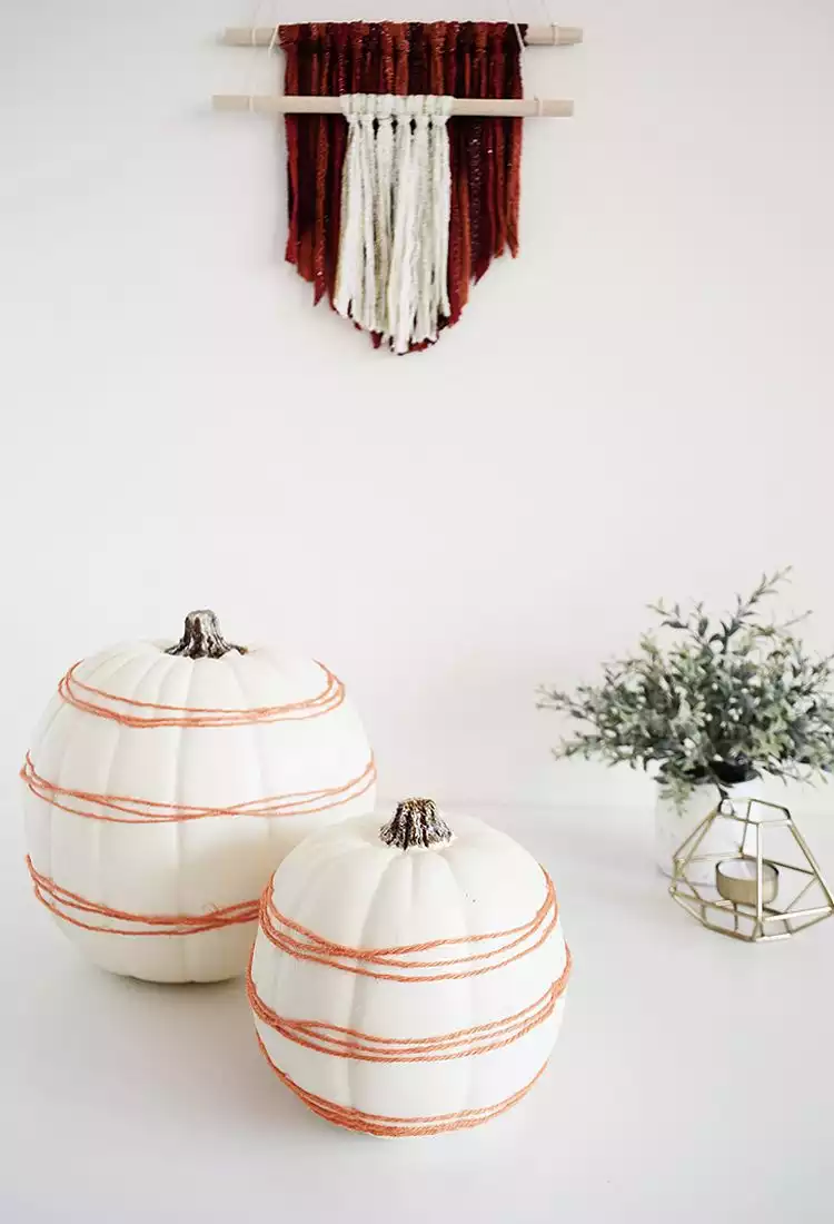 5 minutes pumpkin decor with yarn