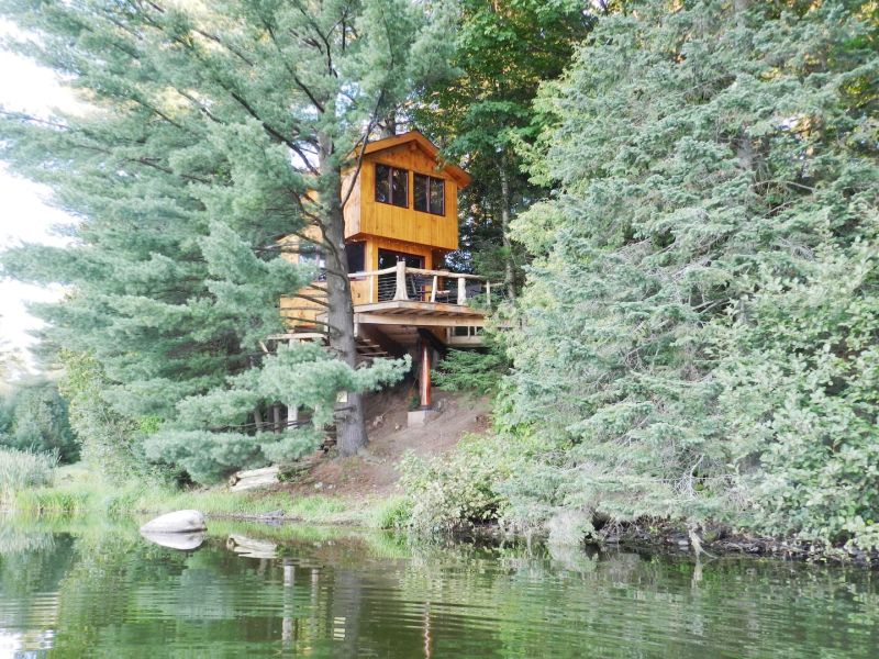 A lovely holiday cabin with a pond