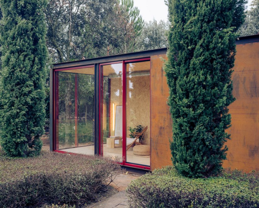 A prefab multifunctional cabin steel exterior