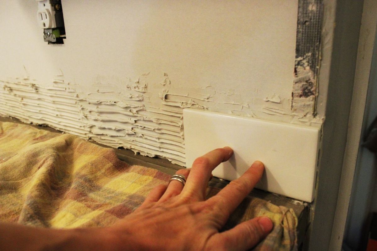 Align your outer lower tile flush