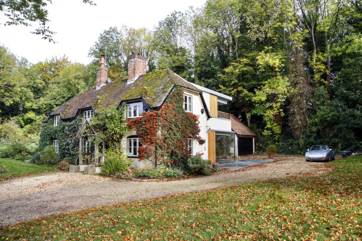 A beautiful cottage in the English countryside 