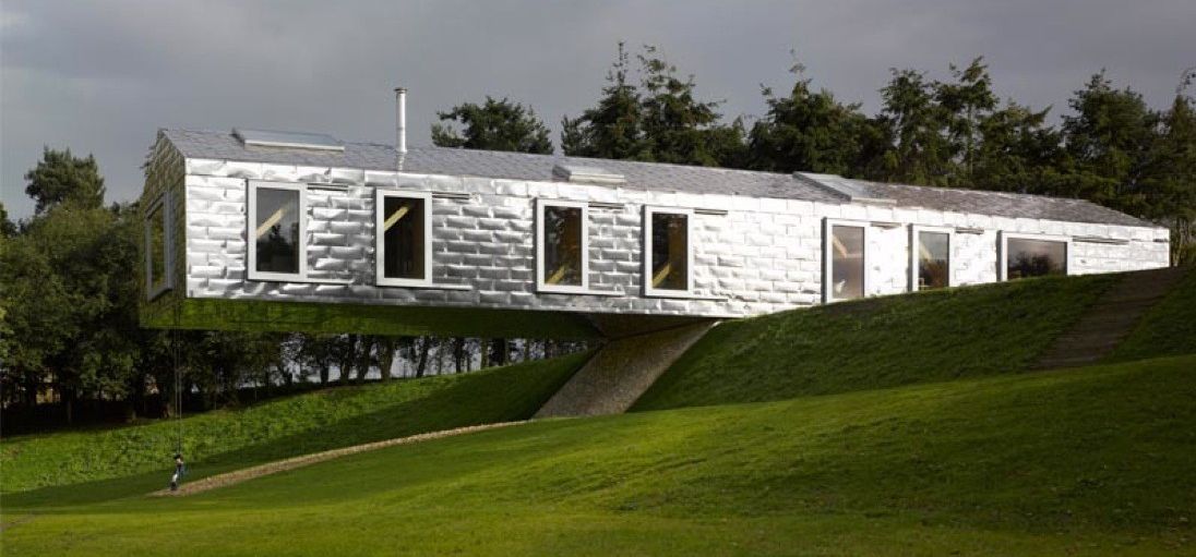 Angle mirrored cantilever house