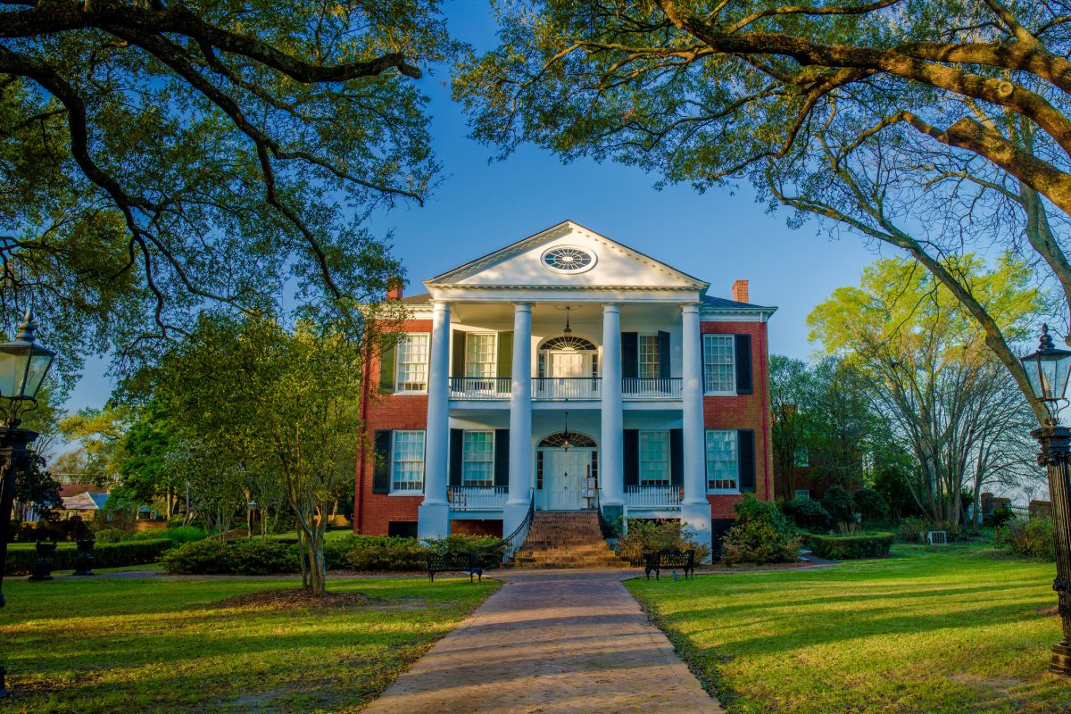 Antebellum Architecture: The History and Characteristics of This American Architectural Style