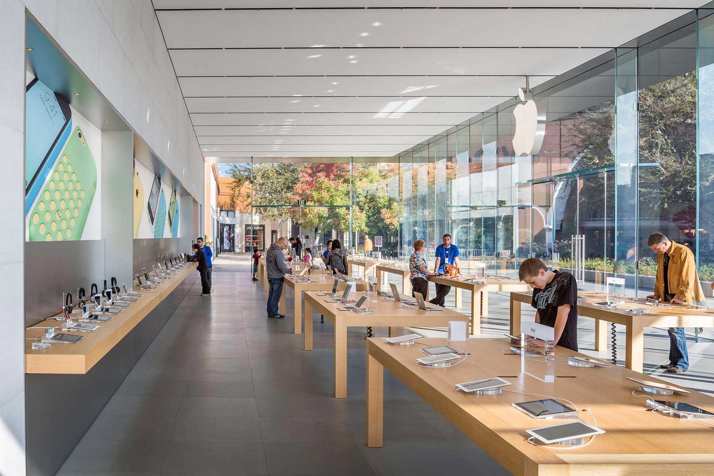 Apple Store Stanford by Bohlin Cywinski Jackson Stainless Steel