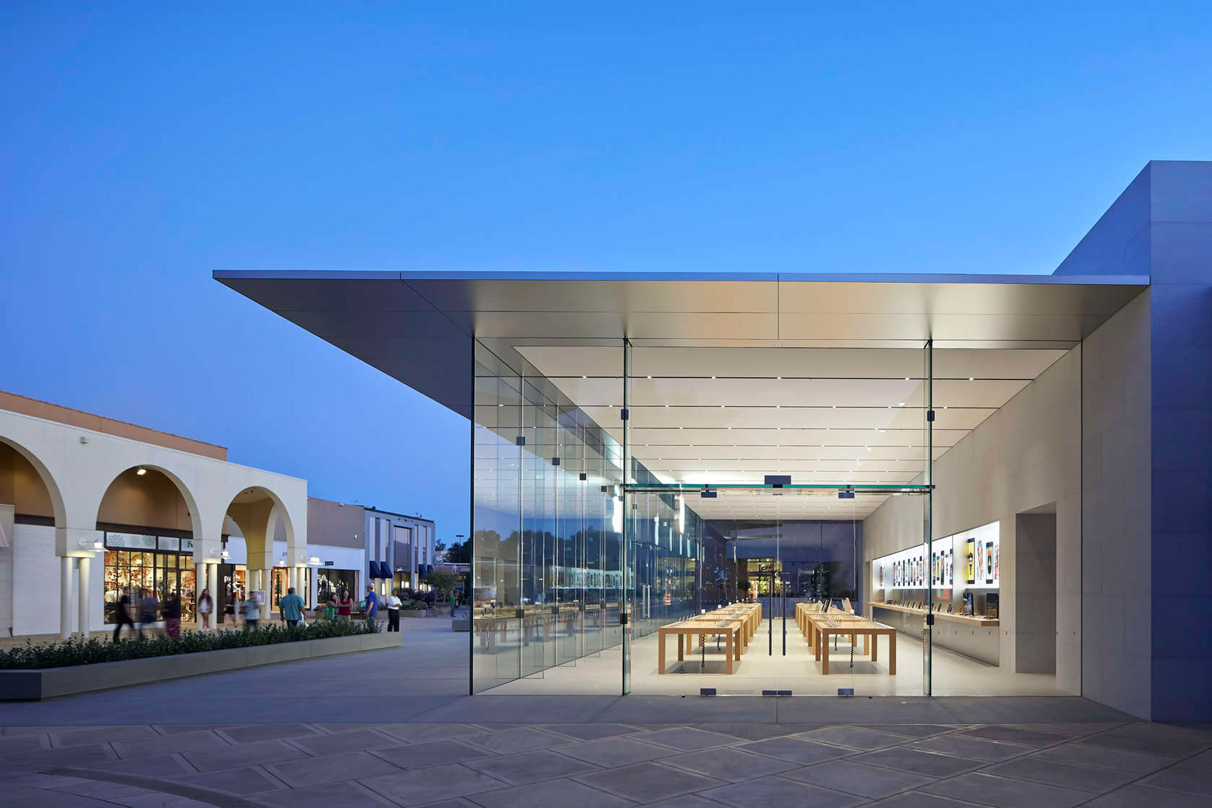 Apple Store Stanford by Bohlin Cywinski Jackson in 2013