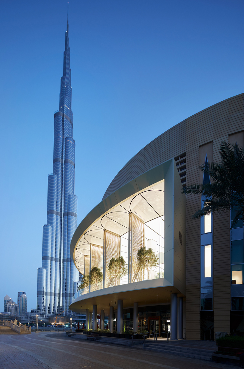 Apple dubai mall by foster and partners installation