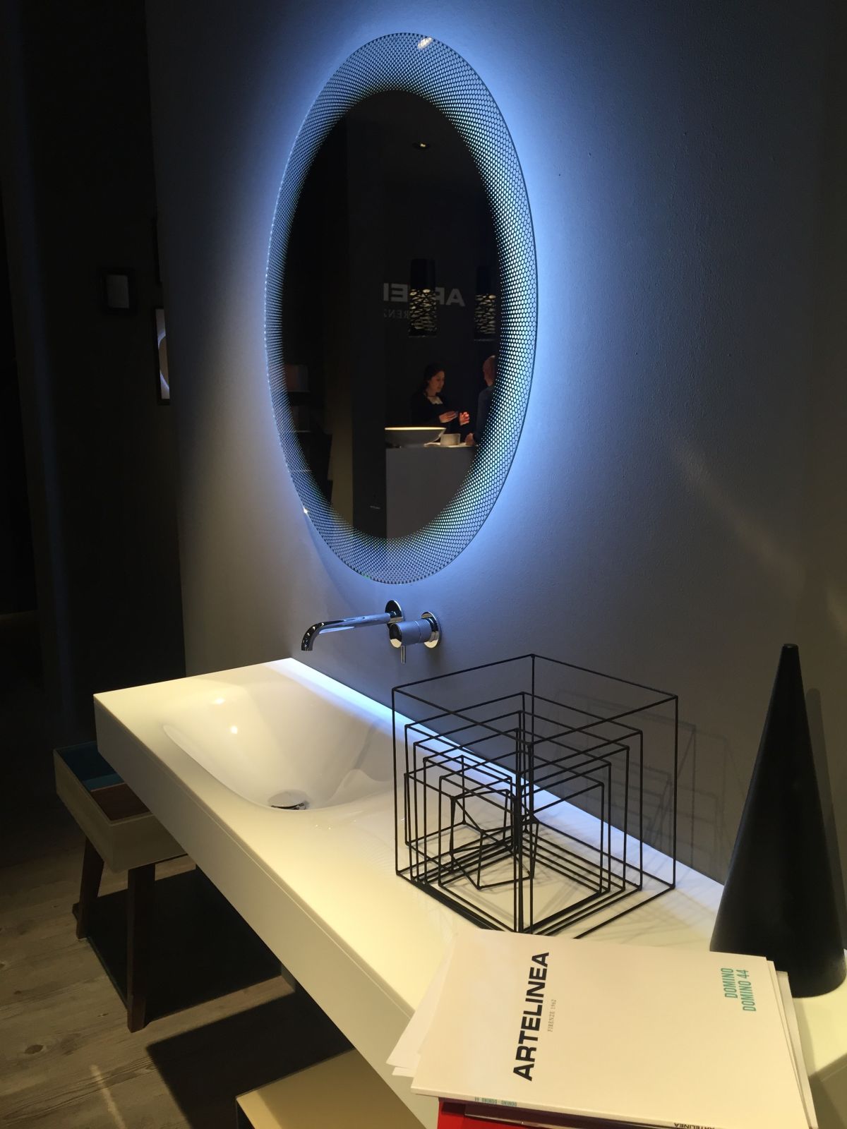 Artelinea bathroom design with mirror