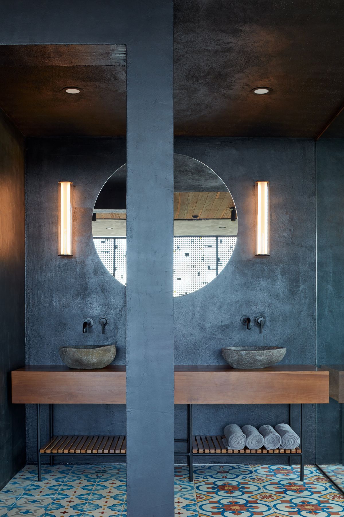Atelier Costa Rica house with Green Roof by Formafatal bathroom