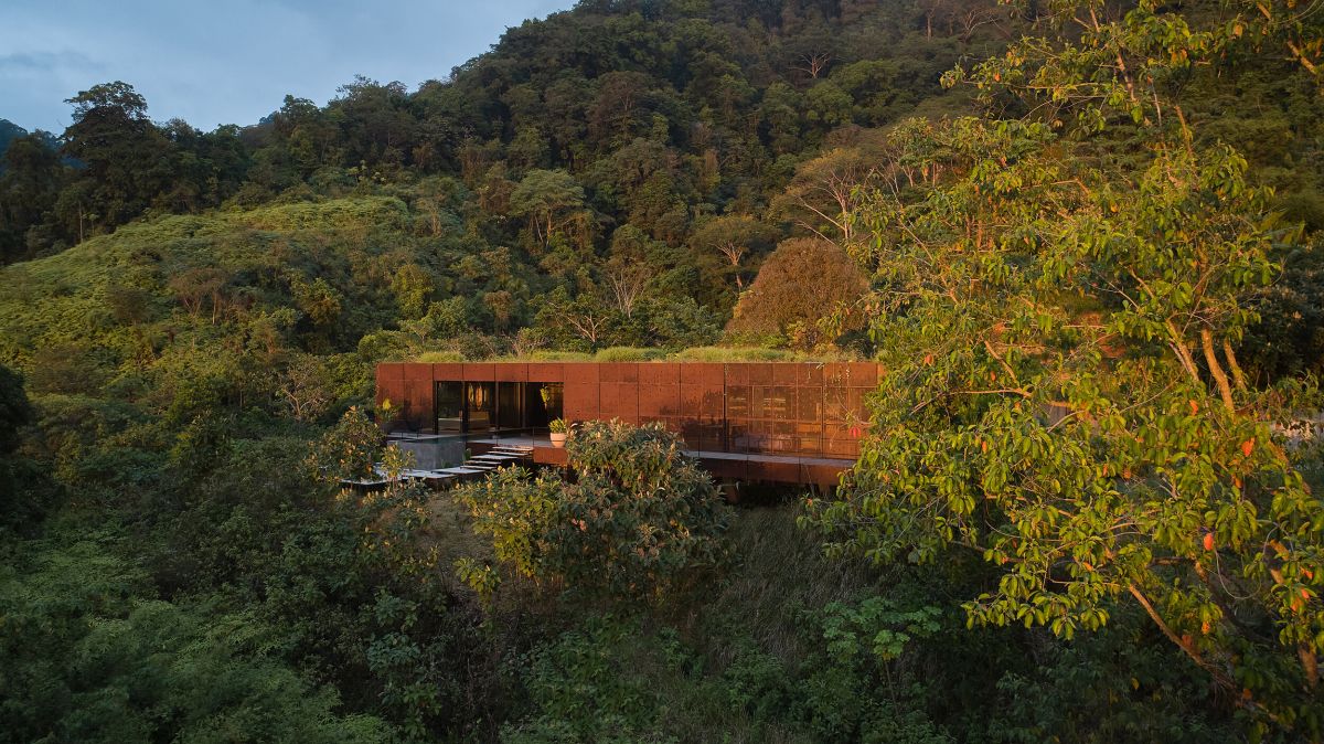Atelier Costa Rica house with Green Roof by Formafatal lush vegetation