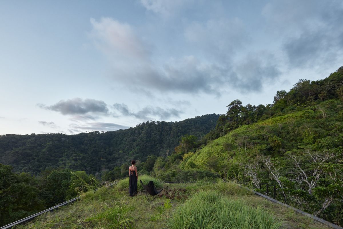 Atelier Costa Rica house with Green Roof by Formafatal