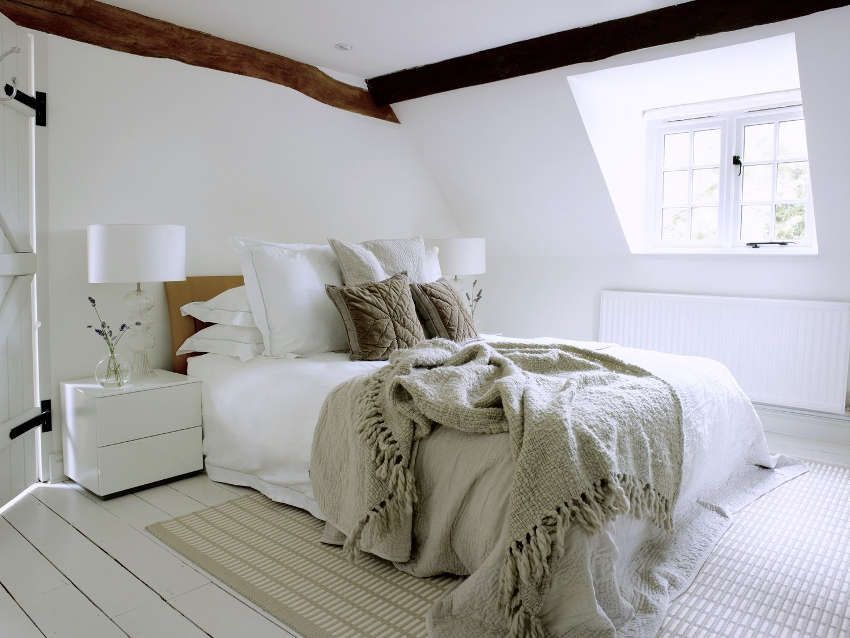 Attic bedroom decor with a minimalist touch