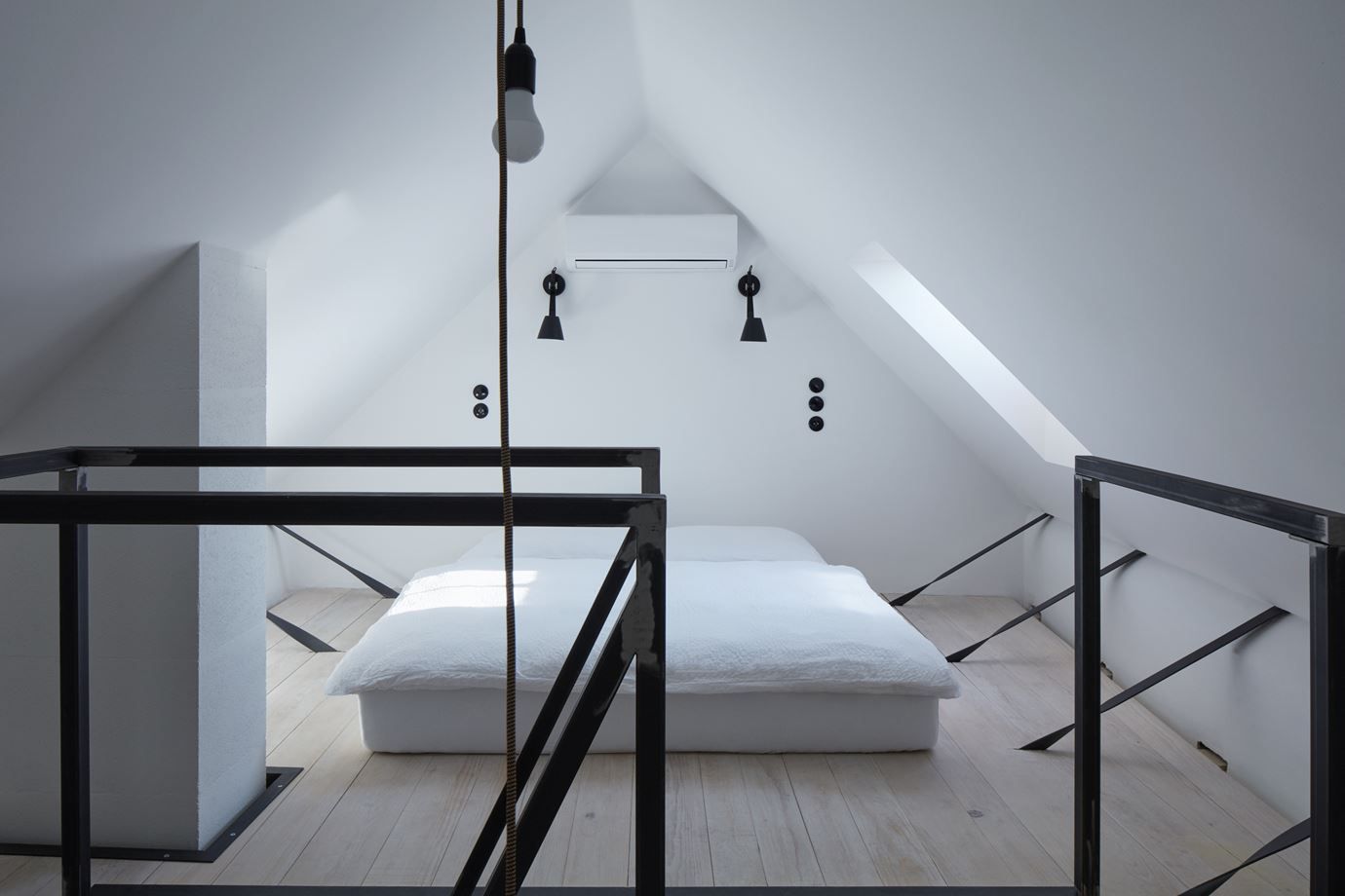 Attic bedroom with black accents - and industrial style