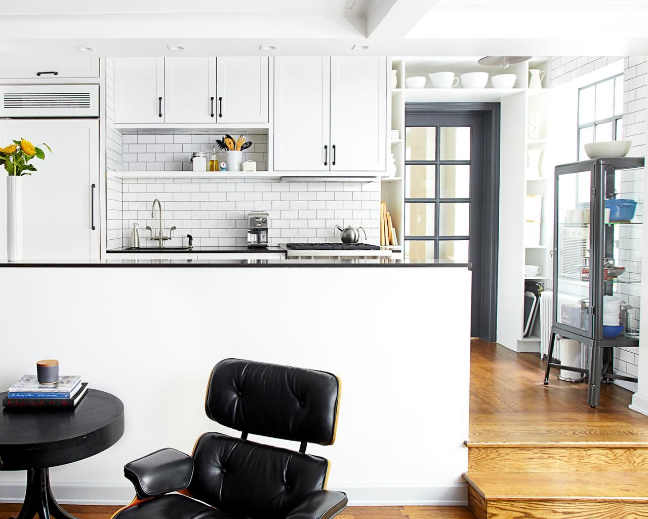 Bachelor design kitchen with subway tiles