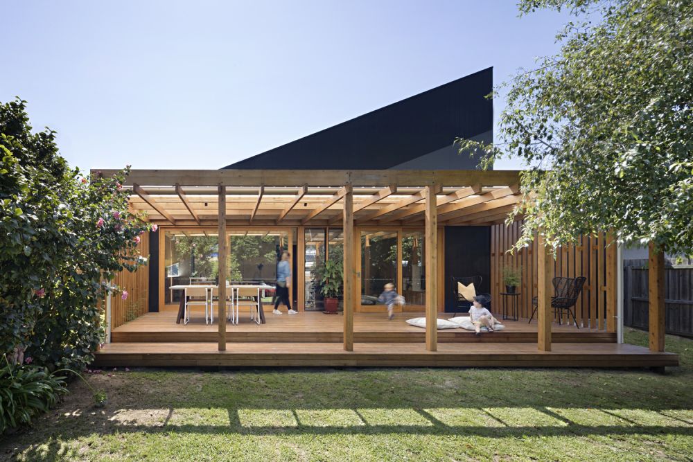 Backyard Pergola by Joyful House Mihaly Slocombe