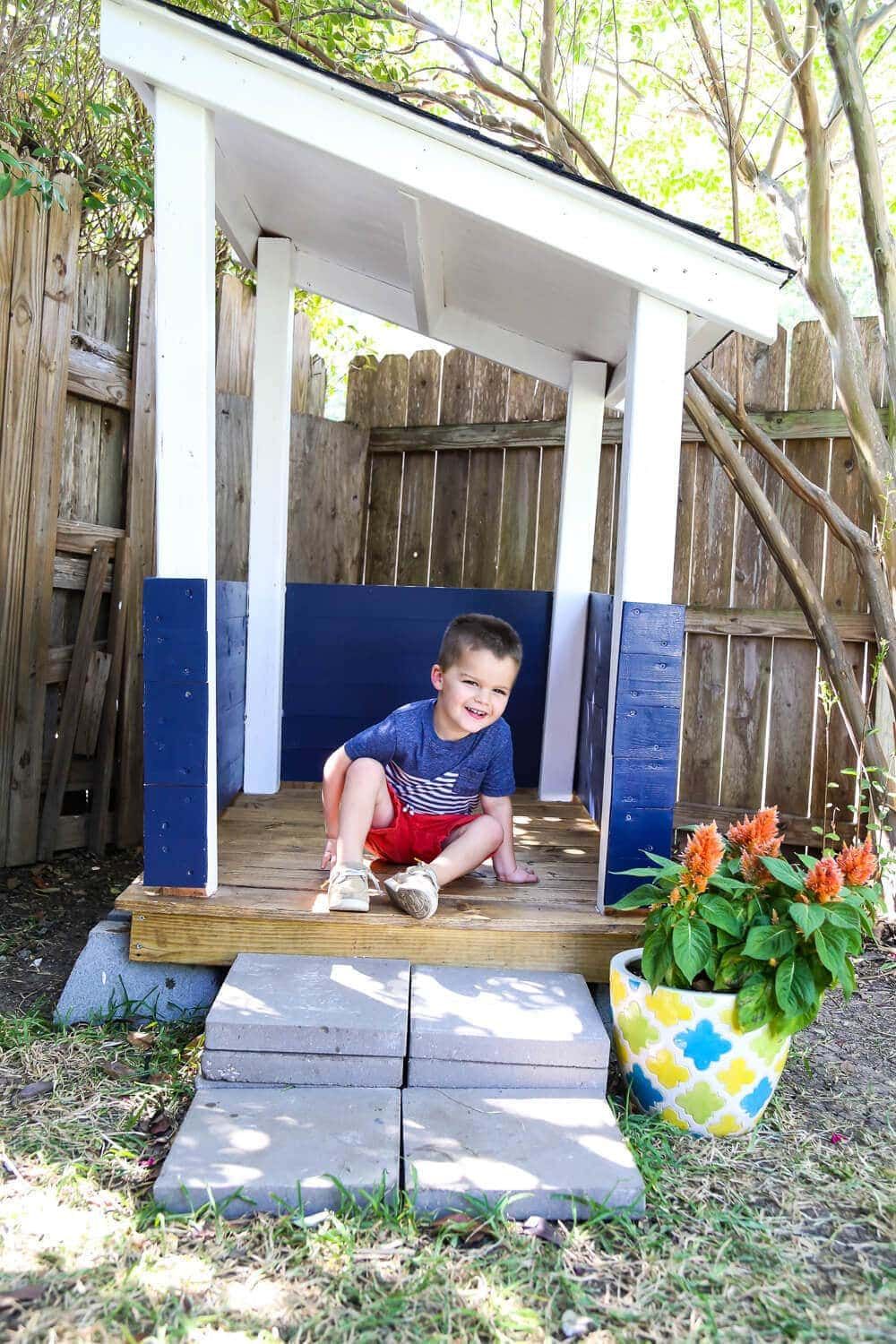 Backyard playhouse DIY