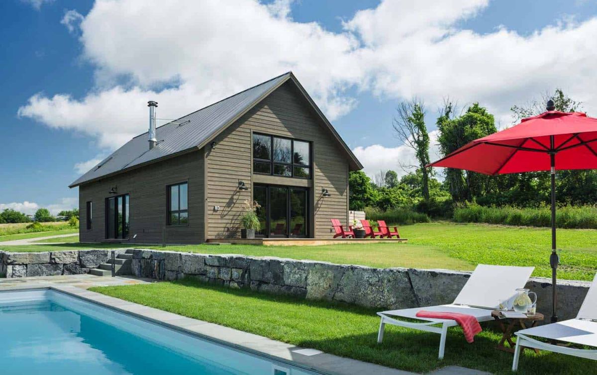 Barn house getaway in Vermont swimming pool